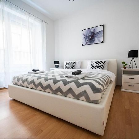 Bright And Modern 1Bdr Apartment In The Center Сараево Екстериор снимка